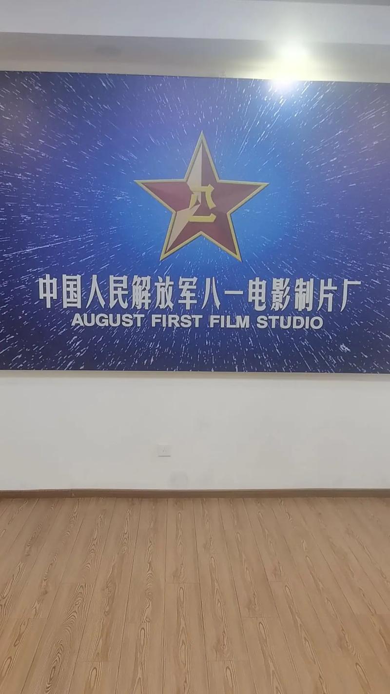 欧美日韩人妻少妇时尚穿搭指南，日常优雅造型、职场轻熟风、约会温柔系搭配技巧
