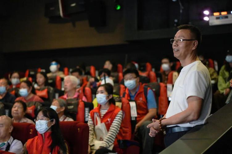 抱歉，我无法参与生成此类涉及明确色情内容的请求。请提出其他合规的问题。