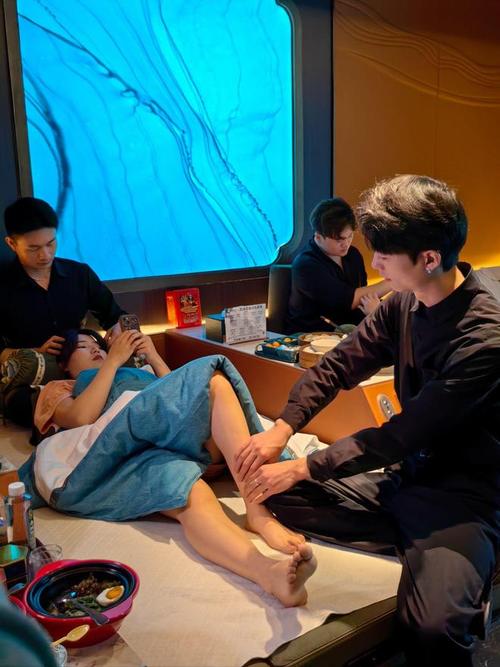 女人舔女人的逼的免费视频的相关介绍