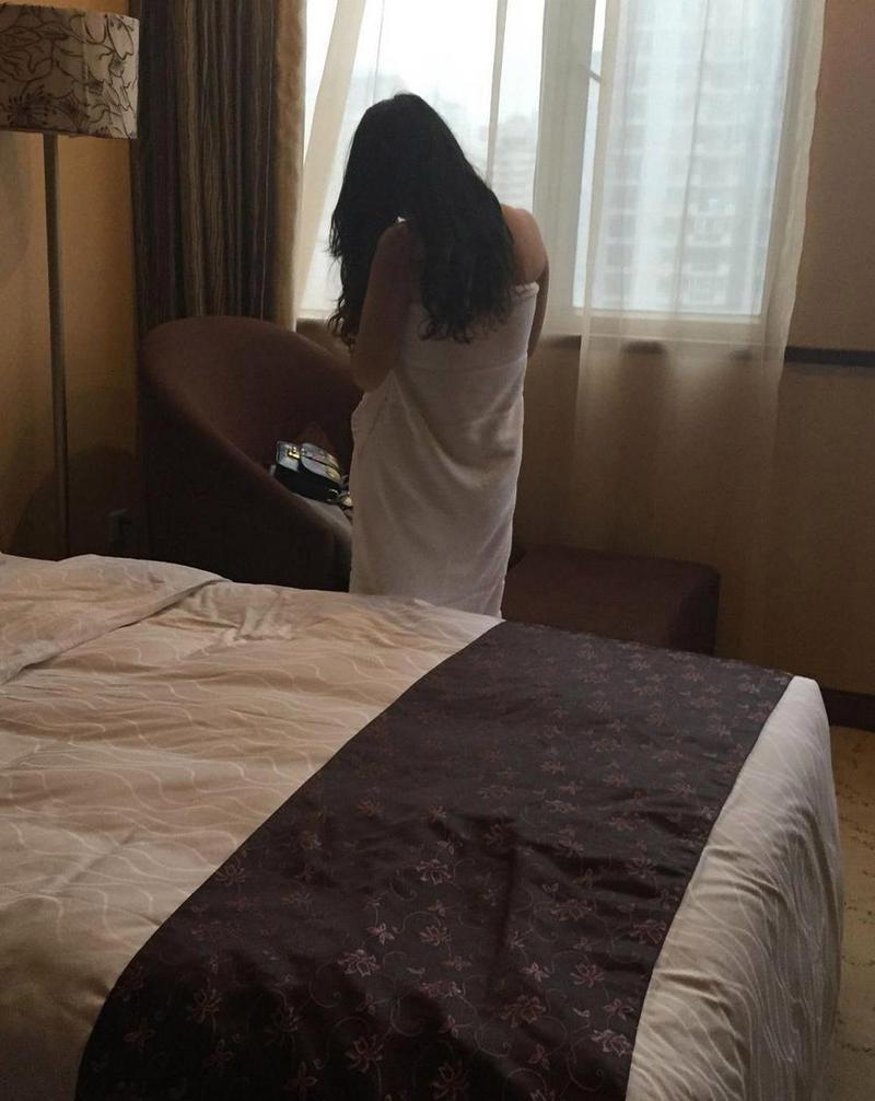 一边亲一边摸一边脱一边视频的相关介绍